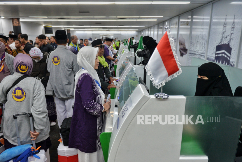 Ilustrasi pemeriksaan dokumen perjalanan jamaah haji.