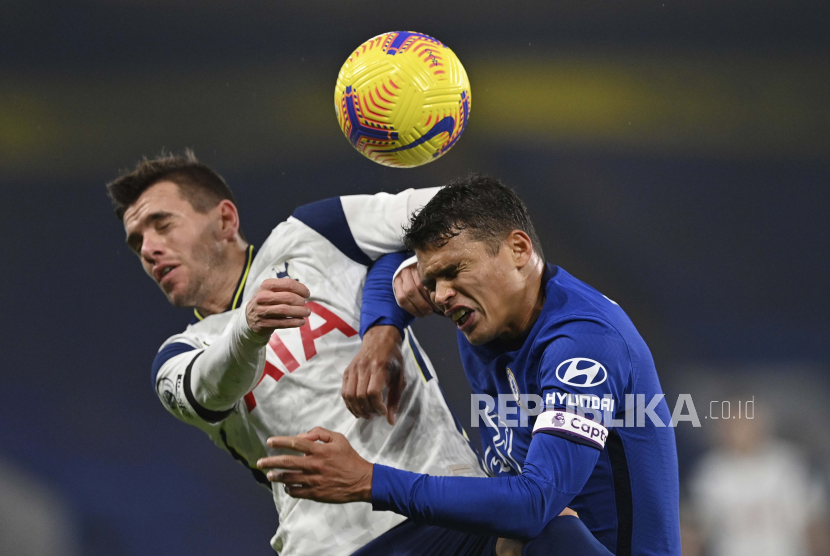 Bek Chelsea Thiago Silva melompat untuk mengejar bola dari pemain Tottenham Hotspur Giovani Lo Celso.