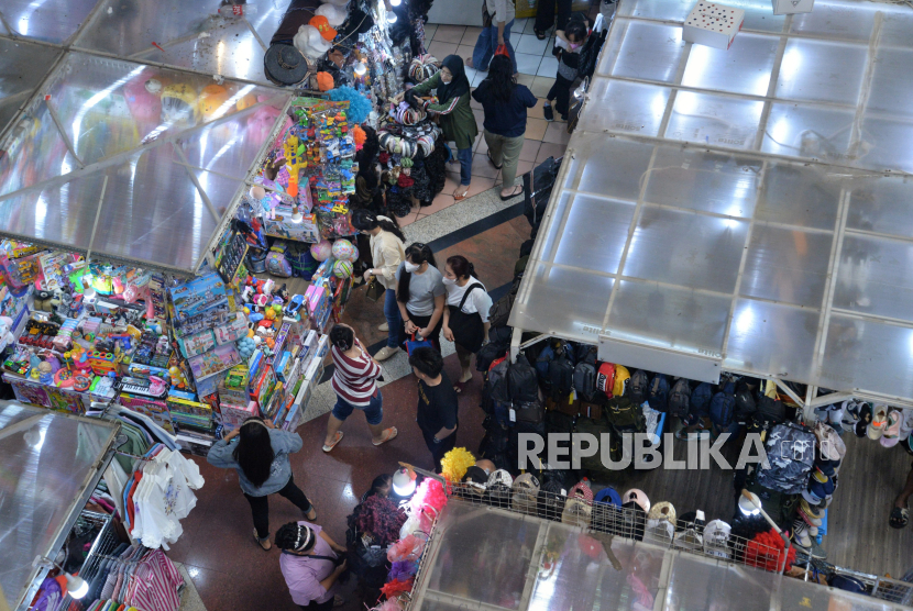 Pengunjung mencari barang kebutuhan di ITC Mangga Dua, Jakarta, Ahad (17/3/2024). Belanja masyarakat terhadap produk fashion dan makanan/minuman cenderung meningkat saat Ramadhan. Momentum tersebut dimanfaatkan kalangan pedagang untuk meningkatkan omzet jualan mereka.