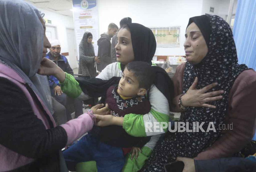 Warga Palestina yang terluka akibat pengeboman Israel di Jalur Gaza tiba di rumah sakit di Rafah pada Rabu, 13 Desember 2023.