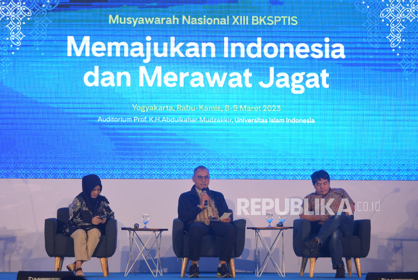 Kegiatan diskusi pada Musyawarah Nasional ke XIII Badan Kerja Sama Perguruan Tinggi Islam Swasta (BKSPTIS) di Auditorium Abdulkahar Mudzakkir Universitas Islam Indonesia, Yogyakarta, Kamis (9/3/2023). Pada diskusi ini membahas tentang peran media dalam mencerdaskan bangsa.