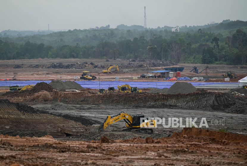 Alat berat beroperasi di area proyek Bandara VVIP, Penajam Paser Utara, Kalimantan Timur, Kamis (15/8/2024).