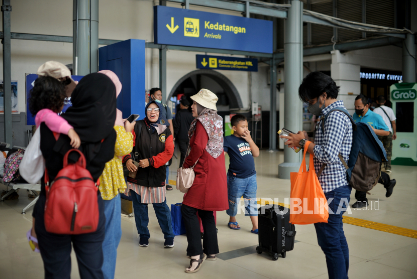 Penumpang tiba di Stasiun Kereta Api Pasar Senen, Jakarta Pusat, Senin (23/1/2023). PT Kereta Api Indonesia (Persero) atau KAI menyelenggarakan Angkutan Lebaran 2023 selama 19 hari yakni 14 April sampai dengan 2 Mei 2023.