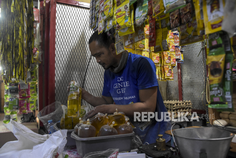 Pedagang menata minyak goreng di kiosnya di Pasar Kosambi, Kota Bandung, Senin (30/1/2023). Menteri Perdagangan Zulkifli Hasan menyampaikan, pemerintah akan menaikkan suplai minyak goreng sederhana besutan pemerintah, Minyakita, dari 300 ribu ton menjadi 450 ribu ton per bulan.