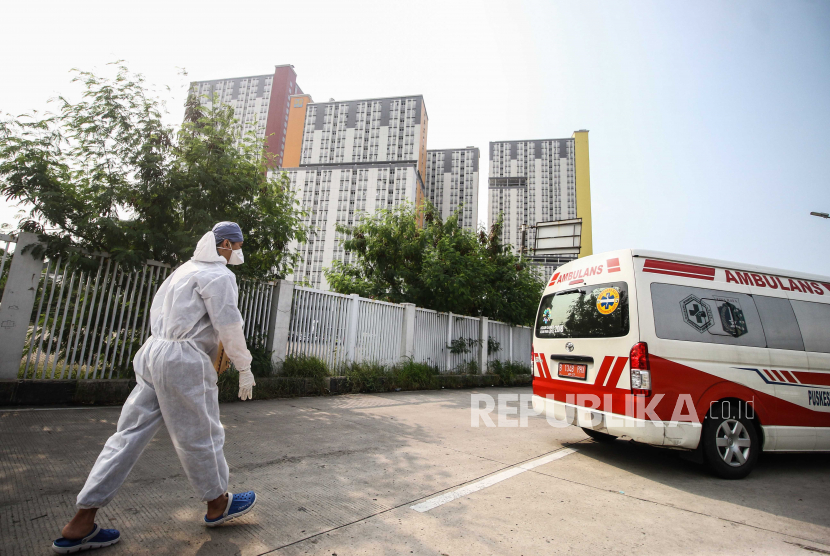 Tenaga kesehatan berjalan memasuki kawasan RSDC Wisma Atlet, Jakarta, Rabu (2/6/2021). Jumlah pasien positif COVID-19 yang dirawat di RSDC Wisma Atlet Kemayoran mencapai 2.144 orang pada Rabu (2/6/2021). 