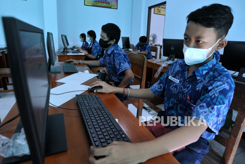 Sejumlah siswa mengerjakan soal saat mengikuti Simulasi Asesmen Nasional Berbasis Komputer (ANBK) di SMP Negeri 10 Denpasar, Bali, Rabu (25/8/2021). Simulasi tersebut dilaksanakan sebagai salah satu persiapan menjelang pelaksanaan ANBK yang bertujuan untuk mengevaluasi dan memetakan mutu pendidikan bagi tiap satuan pendidikan.