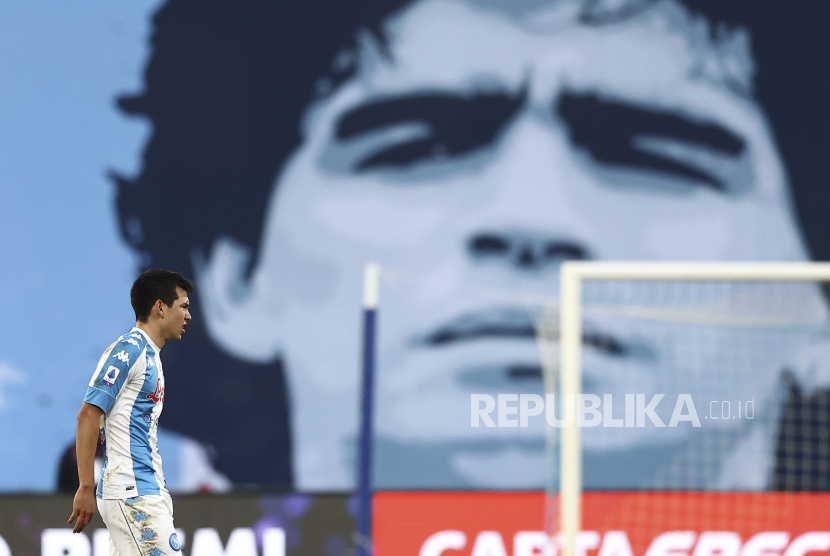Hirving Lozano dari Napoli melakukan selebrasi setelah mencetak gol pertama timnya dalam pertandingan sepak bola Serie A antara Napoli dan Sampdoria di Stadion Diego Armando Maradona di Naples, Italia, Minggu, 13 Desember 2020. 