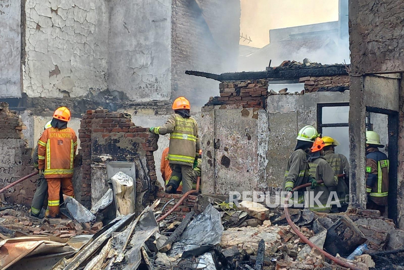 Kebakaran melanda pemukiman padat di wilayah Jalan Peta, Kecamatan Astana Anyar, Kota Bandung, Rabu (21/6/2023). Belasan rumah ikut terbakar.