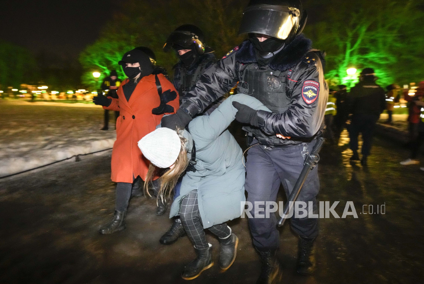  Polisi menahan demonstran selama aksi terhadap serangan Rusia terhadap Ukraina di St. Petersburg, Rusia, Senin, 28 Februari 2022. Polisi telah menahan lebih dari 4.300 orang dalam aksi demo di seluruh Rusia