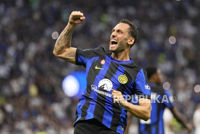 Selebrasi gelandang Inter Milan, Hakan Calhanoglu, seusai mencetak gol.