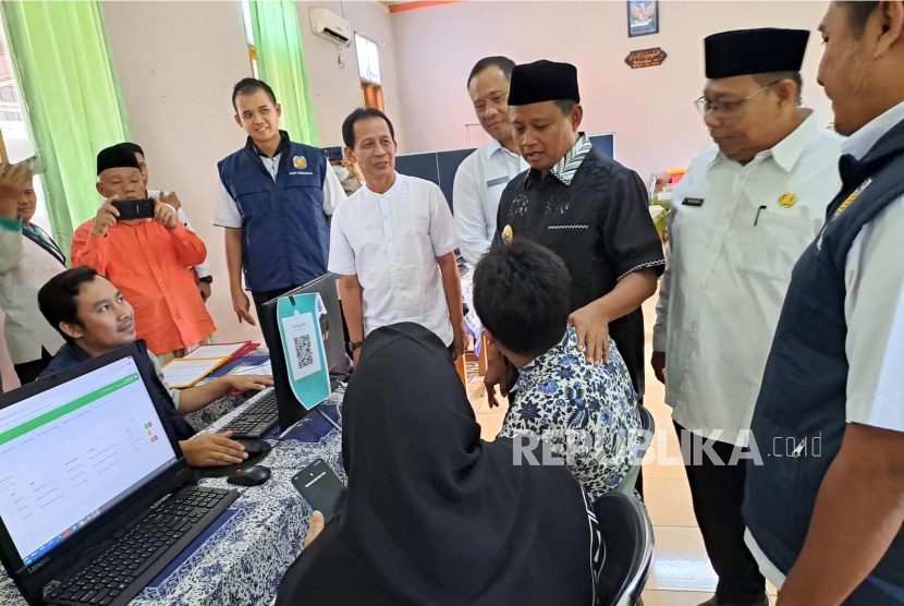 Wakil Gubernur Jawa Barat Uu Ruzhanul Ulum (ketiga kanan), saat melakukan sidak PPDB di SMAN 1 Indramayu, Jabar, Rabu (21/6/2023).