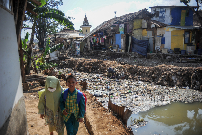Dua anak melintas di kawasan permukiman kumuh Rancaekek, Kabupaten Bandung, Jawa Barat, Rabu (1/9). Menteri Keuangan Sri Mulyani mengatakan ketimpangan di Indonesia masih tinggi, terutama terjadi pada kebutuhan dasar seperti pendidikan dan kesehatan. 