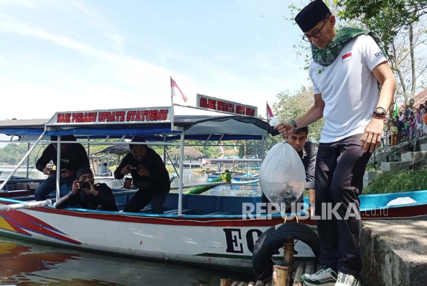 Menteri Pariwisata dan Ekonomi Kreatif (Menparekraf) Sandiaga Uno menebar benih ikan di Situ Gede, Kota Tasikmalaya, Jawa Barat, Jumat (15/12/2023).