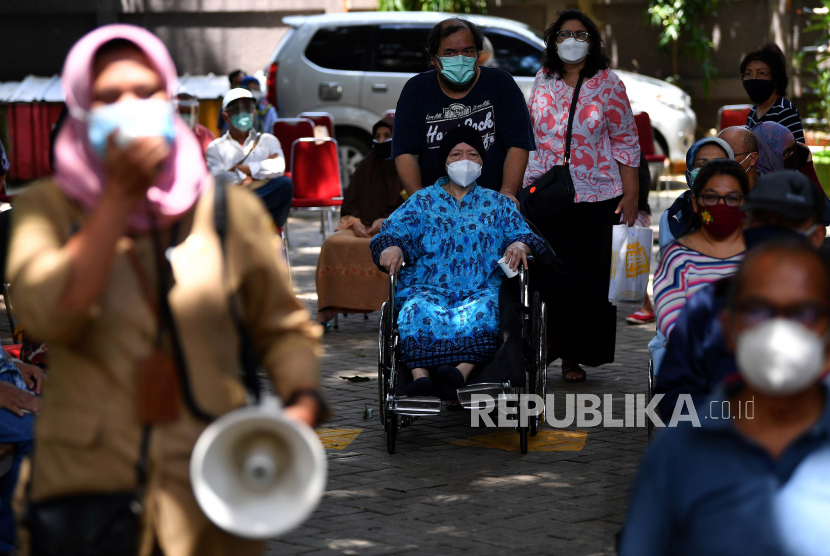 Warga lansia meninggalkan lokasi vaksinasi seusai divaksin COVID-19 di SDN 04 Pagi Cilandak Barat, Jakarta Selatan, Selasa (23/2/2021). Vaksinasi lansia akan dimulai di sejumlah daerah seperti Banten dan Jawa Barat pada Rabu (24/2/2021).