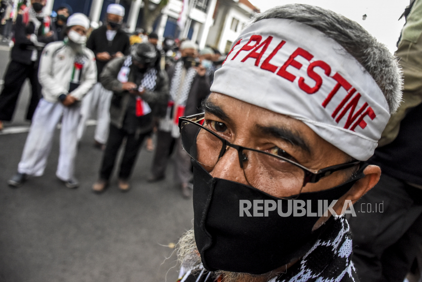 Warga yang tergabung dalam Aliansi Umat Islam Jawa Barat Peduli Palestina.