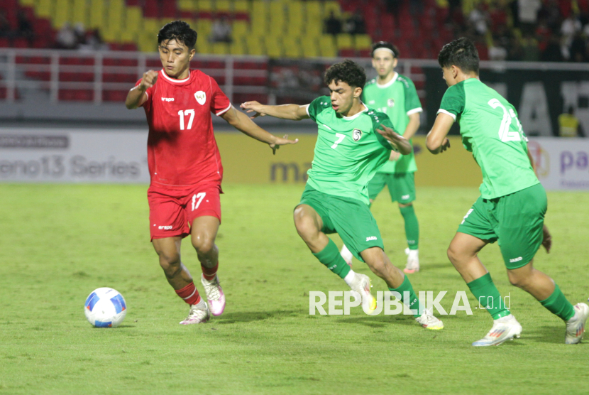 Pesepak bola Timnas Indonesia U-20 Muhammad Mufli Hidayat (kiri) berupaya melewati pesepak bola Timnas Suriah U-20 Anas Hussam Dahhan (tengah) dalam Mandiri U-20 Challenge Series 2025 di Stadion Gelora Delta Sidoarjo, Jawa Timur, Senin (27/1/2025). 