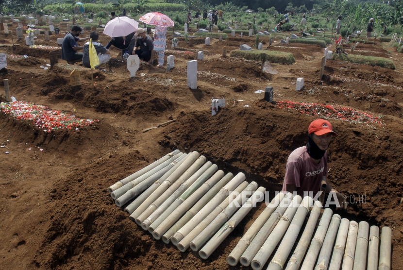 Warga berziarah kubur di pemakaman khusus COVID-19 TPU Pondok Rajeg , Kabupaten Bogor, Jawa Barat, Selasa (20/7/2021). Ziarah kubur pada hari raya Idul Adha menjadi tradisi sebagian masyarakat selain untuk mendoakan keluarganya yang telah meninggal juga dijadikan ajang silaturahim. 