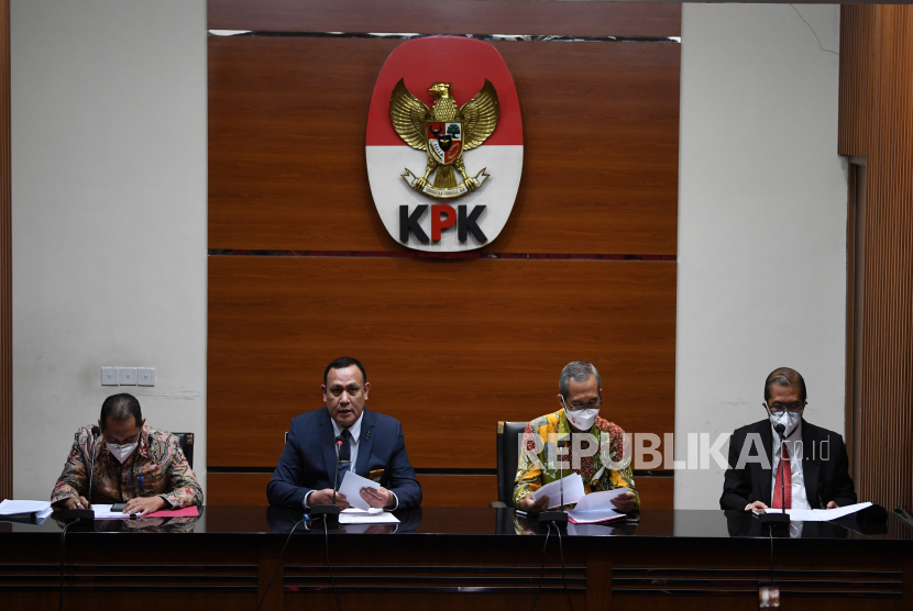 Ketua KPK Firli Bahuri (kedua kiri) didampingi Wakil Ketua  Nurul Ghufron (kiri), Wakil Ketua Alexander Marwata (kedua kanan) dan Sekjen Cahya Harefa (kanan)  memberikan keterangan terkait pengangkatan pegawai KPK menjadi Aparatur Sipil Negara (ASN) di gedung KPK, Jakarta, Rabu (15/9/2021). KPK secara resmi melantik 18 pegawainya yang telah lulus diklat bela negara sebagai ASN. 