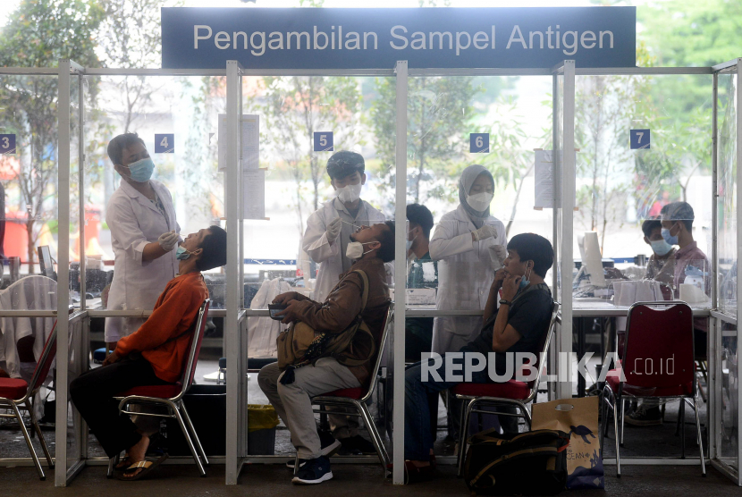 Sejumlah penumpang kereta api melakukan swab antigen sebelum keberangkatan di Stasiun Senen, Jakarta, Selasa (21/12). Kasus positif COVID-19 varian Omicron di Indonesia bertambah 3 orang.