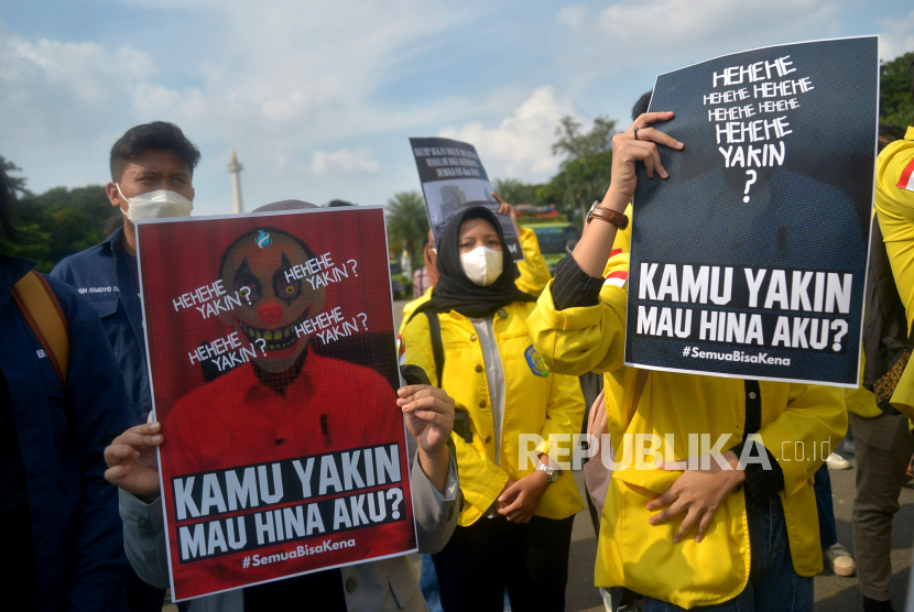 Sejumlah mahasiswa yang tergabung dalam Aliansi Nasional Reformasi KUHP melakukan aksi unjuk rasa di Kawasan Patung Kuda, Monas, Jakarta, Selasa (21/6/2022). Aksi yang bertepatan dengan hari ulang tahun Presiden Jokowi ini menuntut Presiden dan DPR untuk membahas kembali pasal-pasal bermasalah dalam Rancangan Kitab Undang-Undang Hukum Pidana (RKUHP) terutama pasal-pasal yang berpotensi membungkam kebebasan berpendapat dan berekspresi warga negara meski tidak termasuk ke dalam isu krusial.Prayogi/Republika