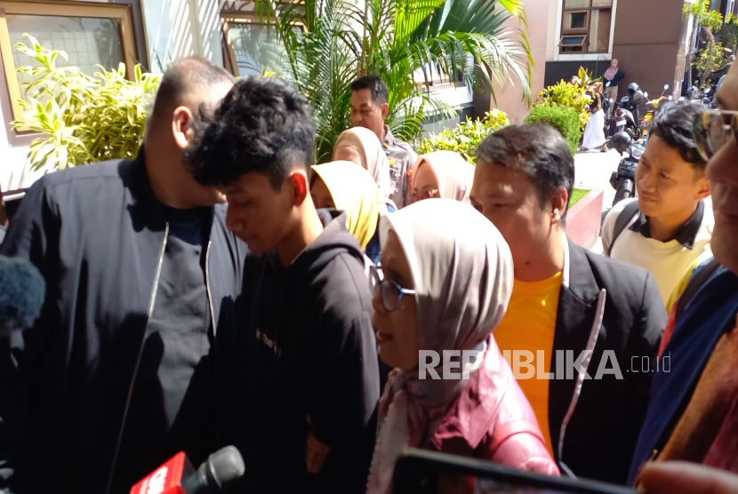 Terpidana kasus pembunuhan Vina dan Ekky di Cirebon tahun 2016 silam Saka Tatal didampingi pengacaranya mendatangi Mapolda Jawa Barat untuk dimintai keterangan terkait kasus tersebut, Selasa (4/6/2024). 