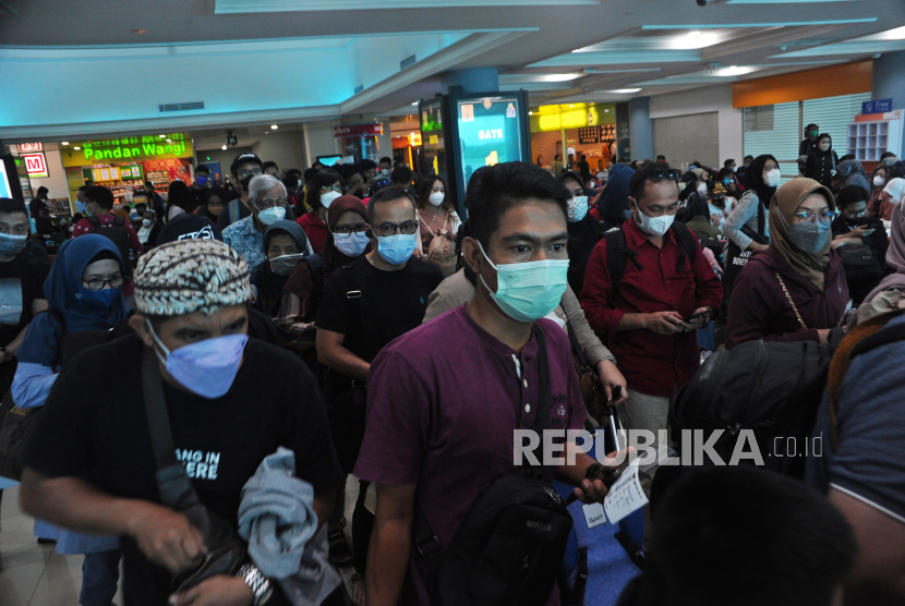 Sejumlah calon penumpang antre untuk masuk ke pesawat di Bandara Sultan Mahmud Badaruddin II Palembang, Sumsel, Sabtu (30/4/2022). 