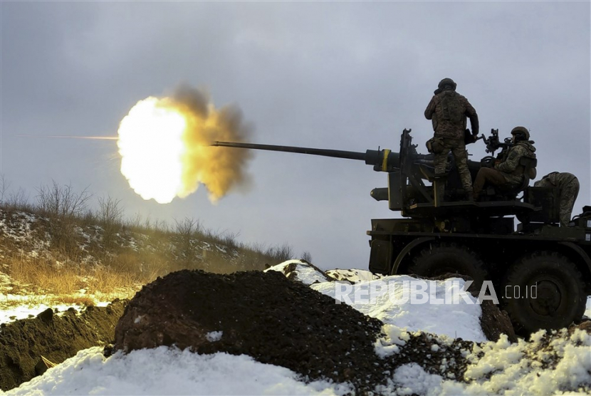 Tentara Ukraina menembakkan senjata antipesawat ke posisi dekat Bakhmut, wilayah Donetsk, Ukraina timur, Sabtu (4/2/2023). Norwegia akan mendonasikan 75 miliar kroner atau 7,3 miliar dolar AS ke Kiev sebagai bagian dari paket dukungan lima tahun