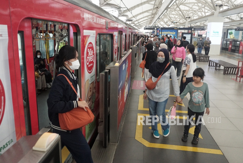Penumpang menunggu kedatangan MRT di Stasiun MRT Blok M, Jakarta. Pj Gubernur Jatim Adhy Karyono mendukung rencana pembangunan MRT di Surabaya.