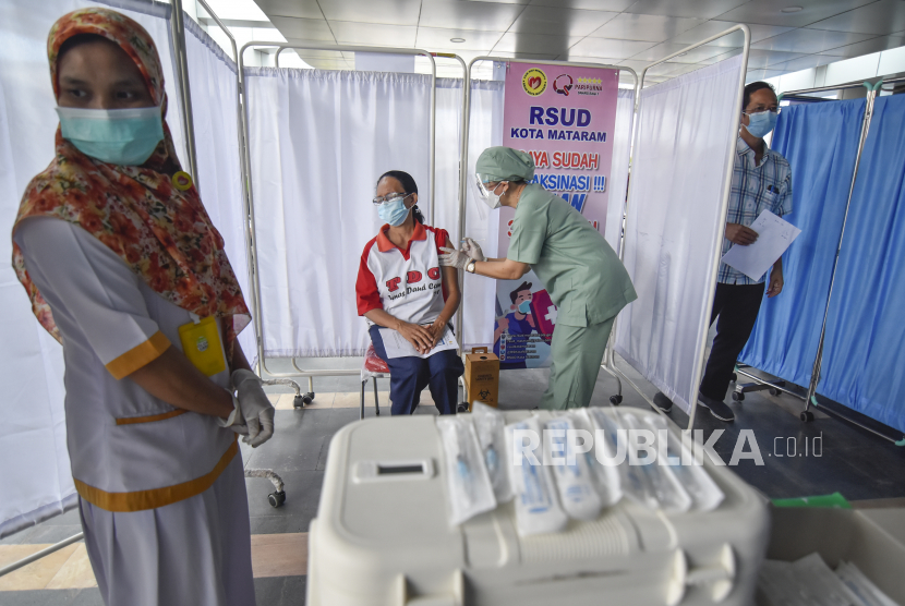 Petugas medis menyuntikkan vaksin COVID-19 untuk lanjut usia (lansia) di RSUD Kota Mataram di Mataram, NTB, Senin (22/3/2021). RSUD Kota Mataram Rawat Tujuh Pasien Covid-19