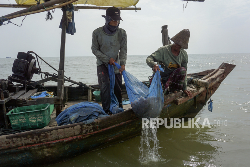 Nelayan mengangkat hasil tangkapan laut berisi udang rebon di Perairan Laut Utara Pekalongan, Jawa Tengah, ilustrasi
