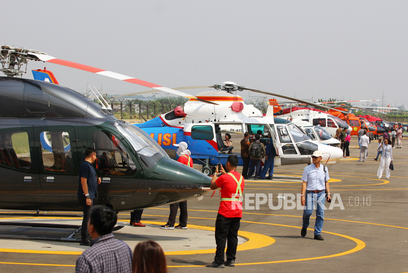 Pengunjung melihat helikopter yang dipamerkan di ajang Heli Expo Asia 2023 di Cengkareng Heliport Bandara Soekarno Hatta, Tangerang, Banten, Kamis (15/6/2023).