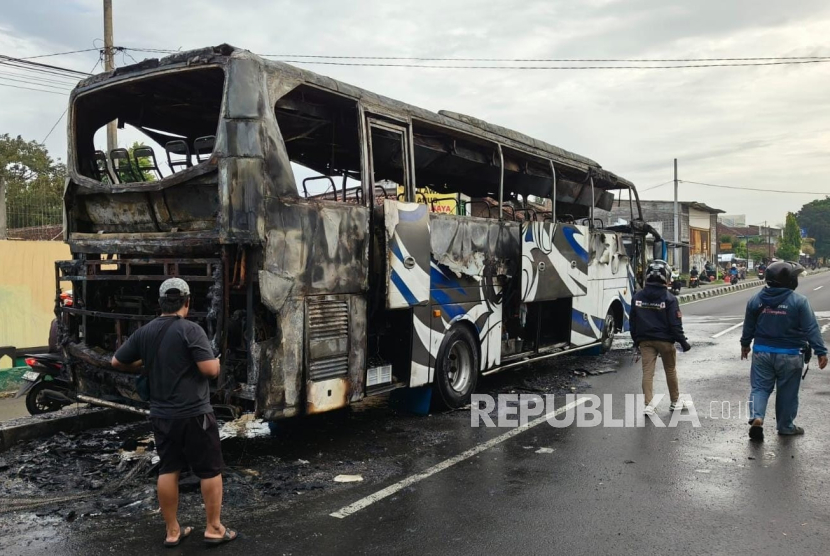 Kondisi bus PO Haryanto yang terbakar di jalan depan SMPN 3 Gamping, Kabupaten Sleman, Daerah Istimewa Yogyakarta, Kamis (18/4/2024).