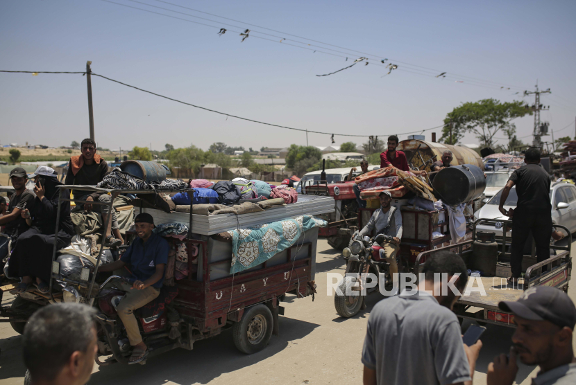 Warga Palestina tiba di kota Khan Younis di Gaza Selatan setelah melarikan diri dari serangan darat dan Udara Israel di area Rafah, Jumat (28/6/2024). WHO serukan dibukanya kembali penyeberangan Rafah