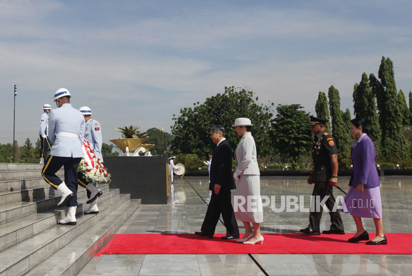 Kaisar Naruhito dan Permaisuri Masako mengunjungi TMP Kalibata, Jakarta, Selasa (20/6/2023). Kunjungan Kaisar Naruhito dan Permaisuri Masako ini untuk menghormati pejuang kemerdekaan Indonesia. 