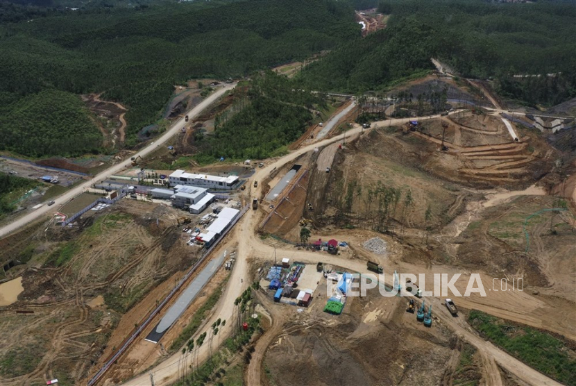  Foto yang diambil dengan drone menunjukkan lokasi pembangunan ibu kota negara di Sepaku, Penajam Paser Utara, Kalimantan Timur,  Rabu (8/3/2023). Progres pembangunan IKN sudah mencapai 26 persen.