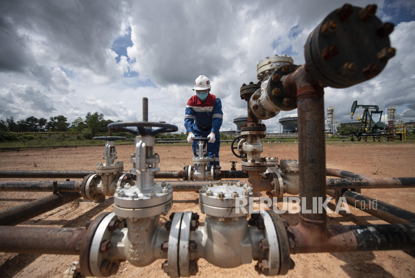 Pekerja PT Pertamina Hulu Rokan (PHR) mengontrol keran pipa produksi yang berasal dari sumur menuju stasiun pengumpul minyak mentah Central Gathering Station (CGS) 10 Field Duri, Blok Rokan, Bengkalis, Riau.
