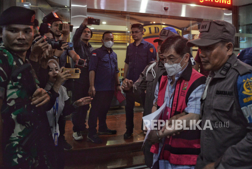 Pengusaha atau Crazy Rich Surabaya Budi Said mengenakan rompi tahanan berjalan menuju mobil tahanan usai menjalani pemeriksaan di Kejaksaan Agung, Jakarta, Kamis (18/1/2024). 