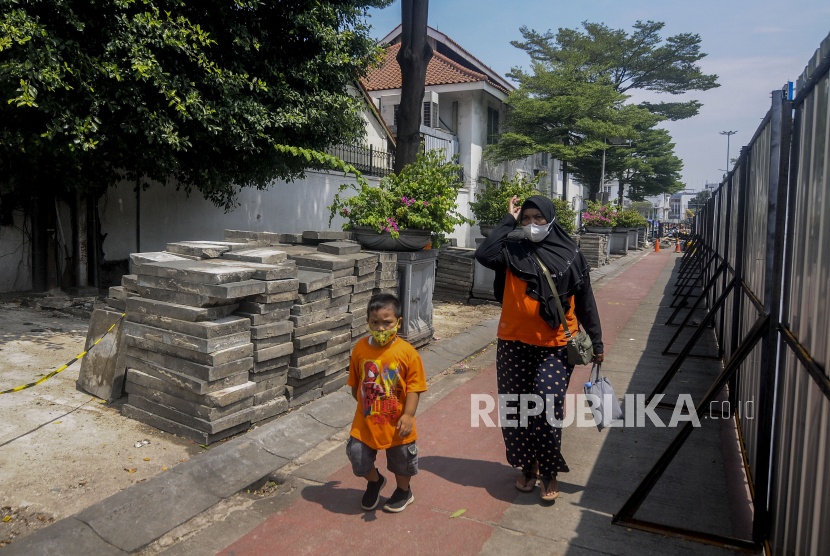 Warga berjalan di area revitalisasi jalur pedestrian Kota Tua di Jakarta, Rabu (16/3/2022). Dishub DKI Jakarta mulai melakukan rekayasa lalin dalam penataan kawasan Kota Tua.