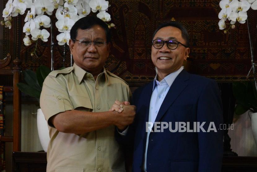 Ketua Umum DPP Partai Gerindra, Prabowo  Subianto (kiri) bersalaman bersama Ketua Umum DPP PAN, Zulkifli Hasan.