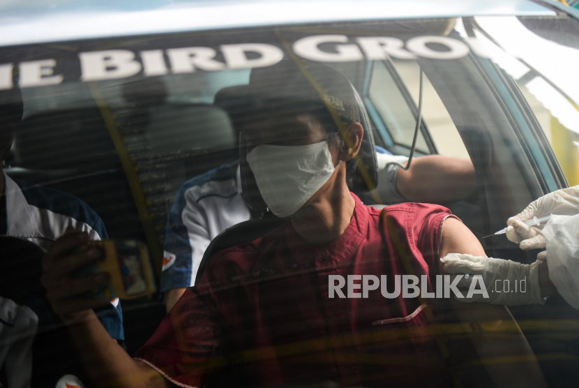 Tenaga medis menyuntikan vaksin Covid-19 kepada pengemudi taksi Blue Bird, beberapa waktu lalu. Pemkot Mataram NTB bersama PT Blue Bird menyelenggarakan vaksinasi booster bagi sopir dan karyawan Blue Bird di Lombok, NTB.