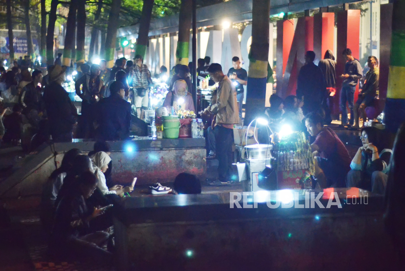 Warga menikmati aneka kuliner di malam takbiran, di kawasan Alun-alun, Kota Bandung. Dinas Lingkungan Hidup dan Kebersihan (DLHK) Kota Bandung mencatat total volume sampah di malam takbiran Lebaran