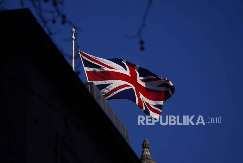  Bendera  Inggris melambai di atas Kantor Kabinet, di London, Senin, 31 Januari 2022.Para anggota pakta perdagangan Trans-Pasifik telah sepakat bahwa Inggris dapat melanjutkan upayanya untuk bergabung dengan kelompok itu, kata Jepang pada Jumat (18/2/2022).