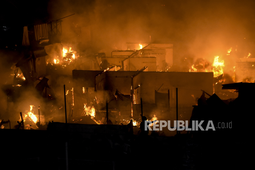 Kebakaran di Pasar Sadang Serang, Kota Bandung, Jawa Barat, Jumat (4/8/2023). 