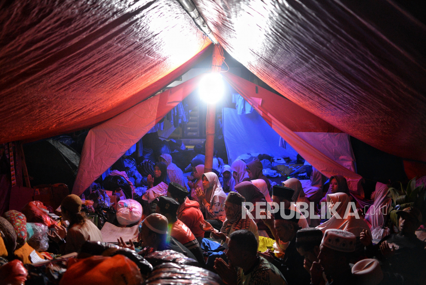 Pengungsi berdoa di dalam tenda darurat. Pakar gizi IPB University Prof Ahmad Sulaeman mengatakan, dalam kondisi bencana, korban yang mengalami trauma dan stres membutuhkan zat gizi yang lebih lengkap dan banyak. 