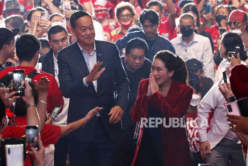  Dua calon Perdana Menteri dari Partai Pheu Thai, Paetongtarn Shinawatra (kanan) dan Srettha Thavisin (kiri) menyambut para pendukungnya selama kampanye pemilihan umum menjelang pemungutan suara di Bangkok, Thailand, Jumat (12/5/2023). Lebih dari 52 juta pemilih yang memenuhi syarat akan memberikan suara mereka surat suara dalam pemilihan umum 14 Mei.