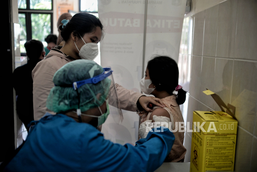 Tenaga kesehatan menyuntikan vaksin Covid-19 dosis kedua kepada anak usia 6-11 tahun di Puskesmas Kelurahan Mampang Prapatan, Jakarta. Dinkes DKI Jakarta tunggu regulasi tertulis vaksinasi Covid-19 untuk anak.