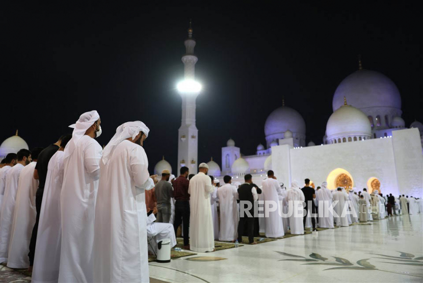 Umat Muslim melakukan shalat saat Lailatul Qadar di Masjid Agung Sheikh Zayed pada malam ke-27 Ramadan, bulan suci ramadhan di Abu Dhabi, Uni Emirat Arab, Selasa (18/4/2023). 850 Ribu Jamaah Penuhi Masjid Agung Sheikh Zayed UEA Selama Ramadhan