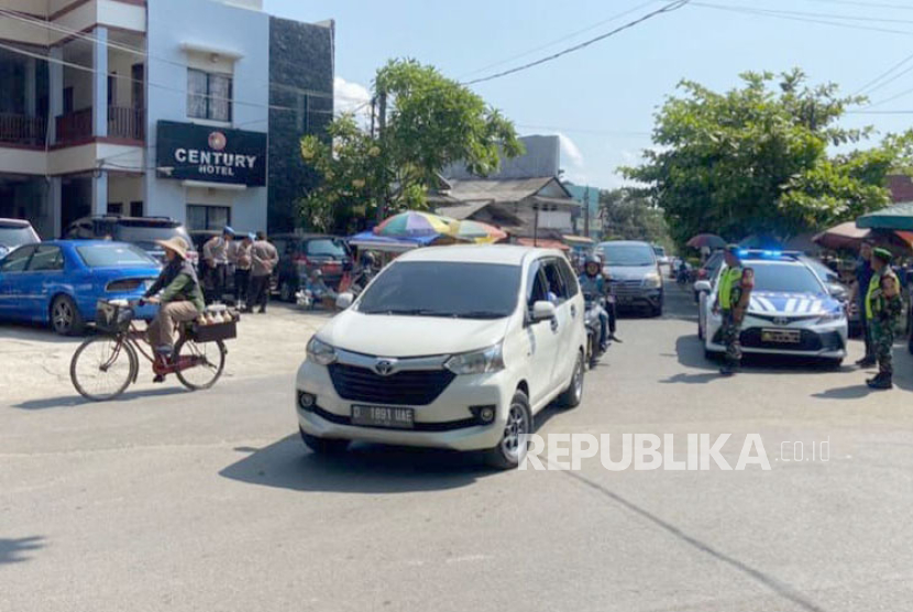 Kondisi arus lalu lintas kendaraan di sekitar objek wisata Pantai Pangandaran, Kabupaten Pangandaran, Jawa Barat, Sabtu (23/12/2023). 