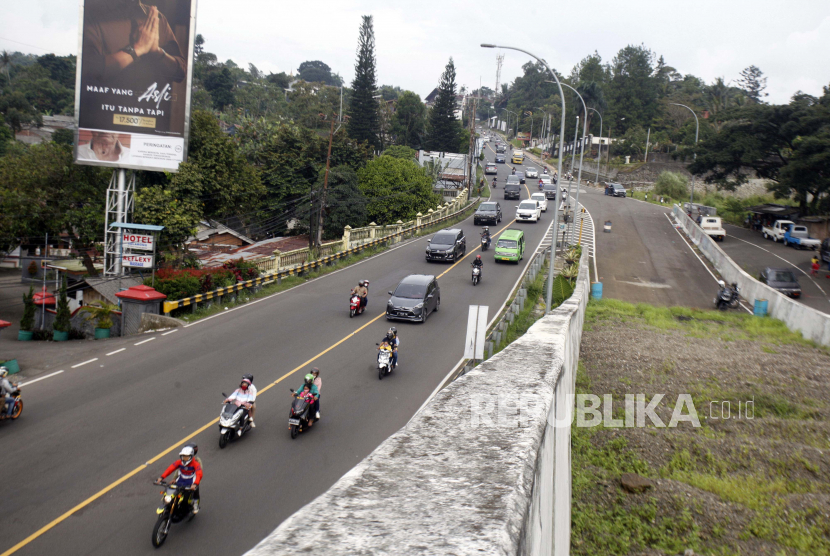 Sejumlah kendaraan melintasi Jalan Raya Puncak saat diberlakukan sistem satu arah di Bogor, Jawa Barat, Selasa (26/5/2020). Pemberlakuan sistem satu arah tersebut dilakukan oleh Polisi untuk mengurai kepadatan kendaraan dari arah Puncak menuju ke Jakarta ataupun sebaliknya