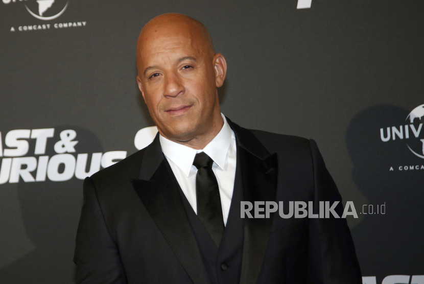 Vin Diesel, pemeran utama film Fast & Furious. Sutradara Louis Leterrier telah mengonfirmasi bahwa film Fast X: Part 2 atau yang juga dijuluki Fast & Furious 11 mengalami penundaan.